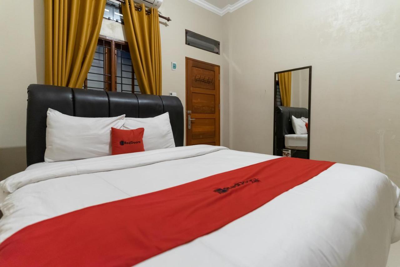 Reddoorz At Joyce Guest House Медан Экстерьер фото