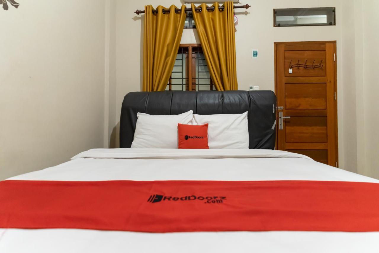 Reddoorz At Joyce Guest House Медан Экстерьер фото