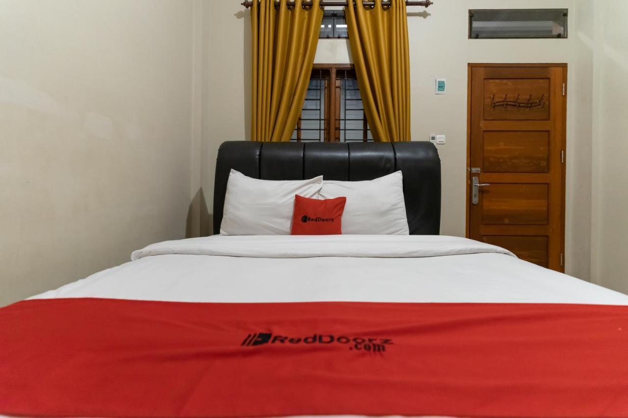 Reddoorz At Joyce Guest House Медан Экстерьер фото